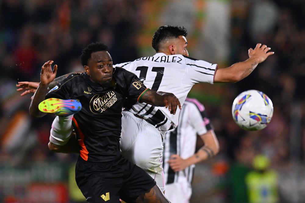 罗马诺：西蒙斯预计缺席莱比锡今日比赛，他已决定转投切尔西